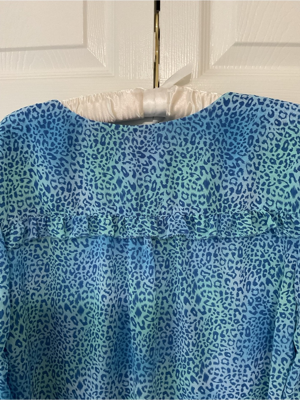 Kim Gravel Blue Leopard Print V-Neck Women’s Top - Picture 3 of 7
